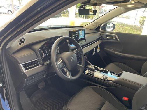 2025 Mitsubishi Outlander ES