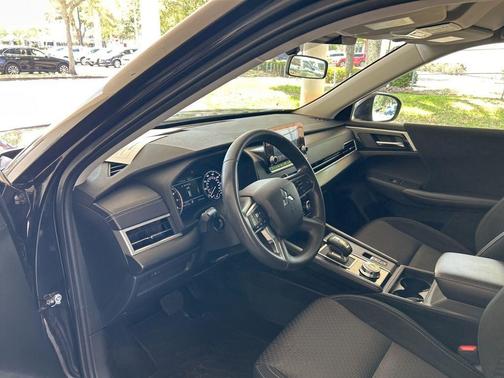 2023 Mitsubishi Outlander ES