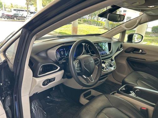 2022 Chrysler Pacifica Touring-L