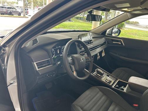 2025 Mitsubishi Outlander PHEV SE