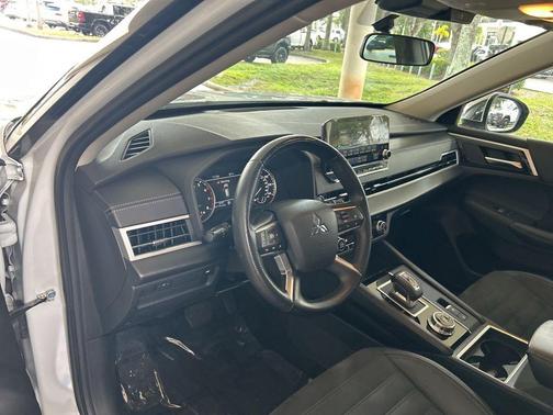 2022 Mitsubishi Outlander SE
