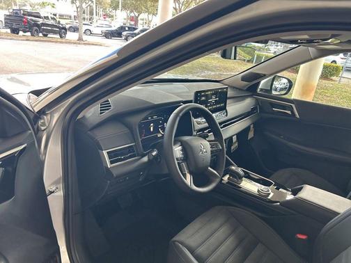 Silver Alloy 2026 Mitsubishi Outlander SE