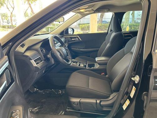 2023 Mitsubishi Outlander ES