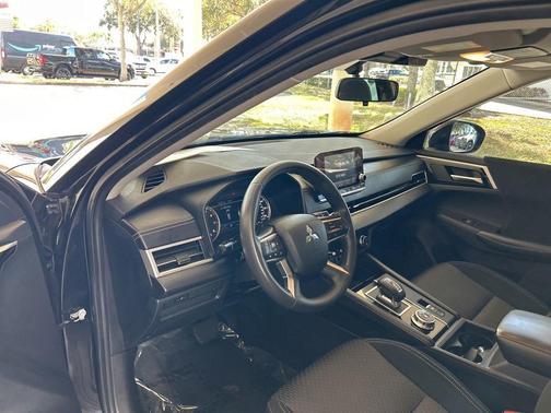 2023 Mitsubishi Outlander ES