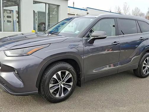 Magnetic Gray Metallic 2023 Toyota Highlander XLE