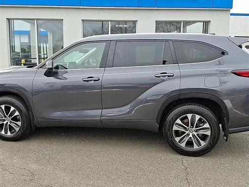 Magnetic Gray Metallic 2023 Toyota Highlander XLE