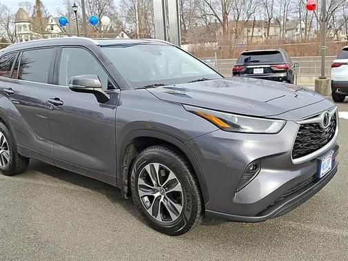 Magnetic Gray Metallic 2023 Toyota Highlander XLE