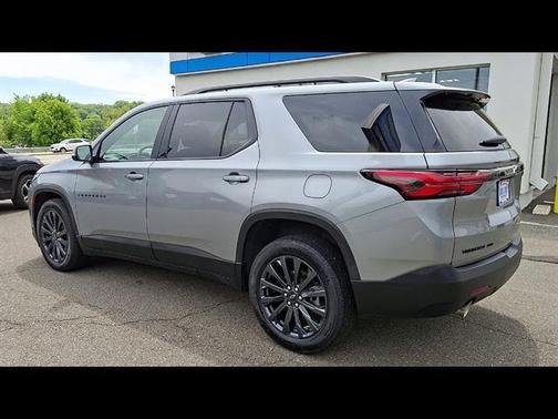 Sterling Gray Metallic 2023 Chevrolet Traverse RS
