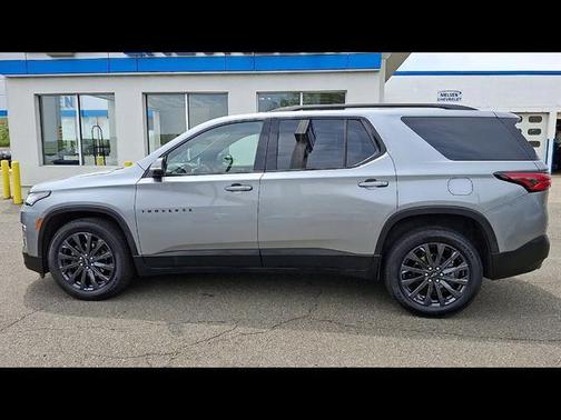Sterling Gray Metallic 2023 Chevrolet Traverse RS