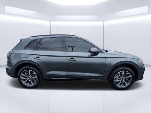 Daytona Gray Pearl Effect 2024 Audi Q5 45 S line quattro Premium