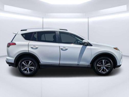 Super White 2018 Toyota RAV4 XLE