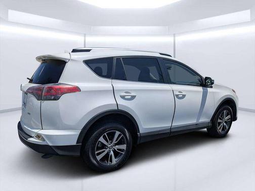 Super White 2018 Toyota RAV4 XLE