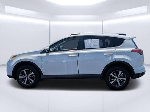 Super White 2018 Toyota RAV4 XLE