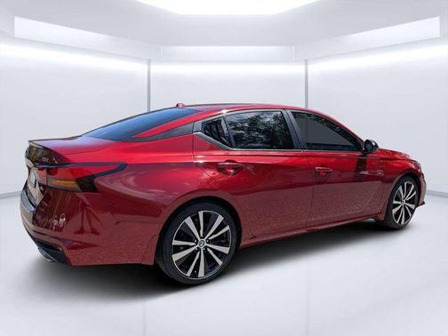 Scarlet Ember 2022 Nissan Altima 2.5 SR