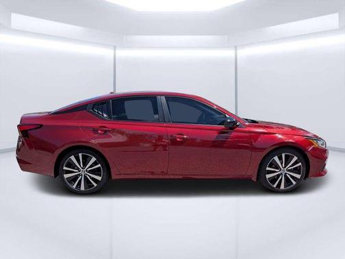 Scarlet Ember 2022 Nissan Altima 2.5 SR