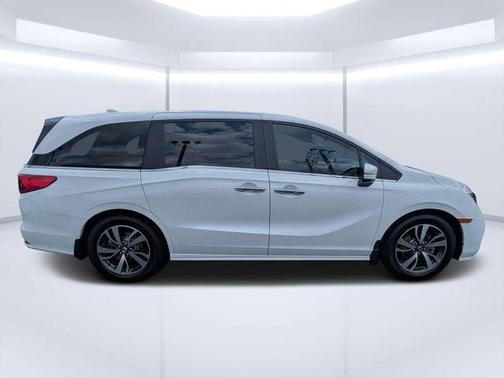 White 2022 Honda Odyssey Touring