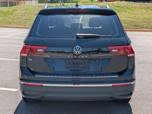 Deep Black Pearl Effect 2023 Volkswagen Tiguan 2.0T SE