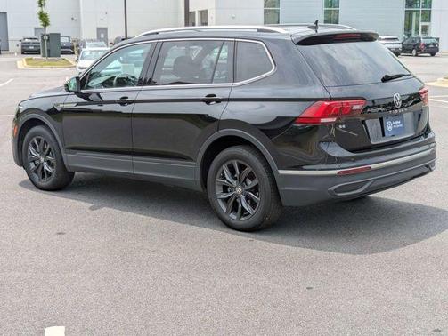 Deep Black Pearl Effect 2024 Volkswagen Tiguan 2.0T SE