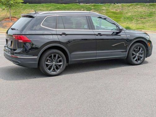 Deep Black Pearl Effect 2024 Volkswagen Tiguan 2.0T SE