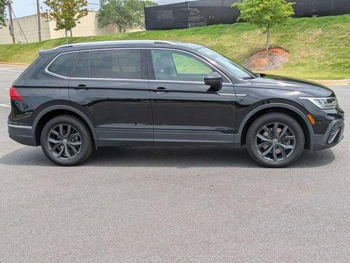 Deep Black Pearl Effect 2024 Volkswagen Tiguan 2.0T SE