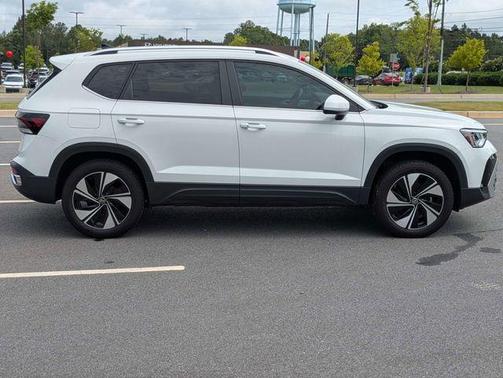 Pure White 2025 Volkswagen Taos 1.5T SE