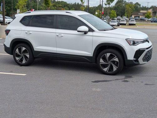 Pure White 2025 Volkswagen Taos 1.5T SE