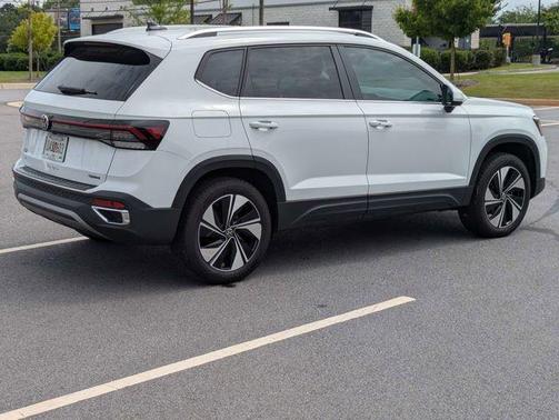 Pure White 2025 Volkswagen Taos 1.5T SE