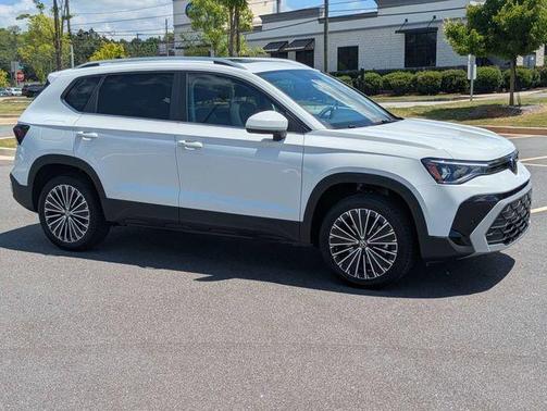 Pure White 2026 Volkswagen Taos 1.5T SE