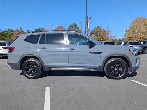 2024 Volkswagen Atlas 2.0T Peak Edition SEL