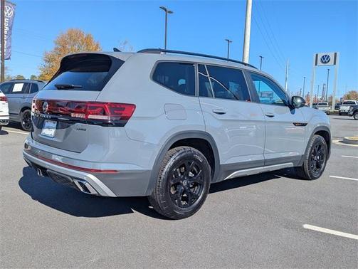 2024 Volkswagen Atlas 2.0T Peak Edition SEL
