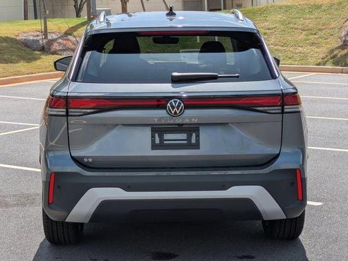 Platinum Gray Metallic 2026 Volkswagen Tiguan 2.0T SE