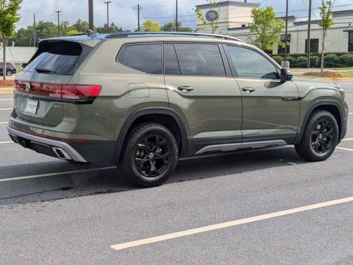 Avocado Green Pearl 2026 Volkswagen Atlas 2.0T Peak Edition