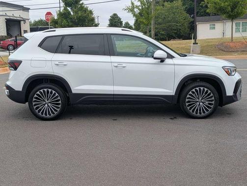 Pure White 2026 Volkswagen Taos 1.5T SE
