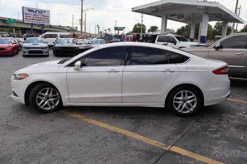 White 2014 Ford Fusion SE