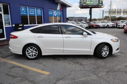 White 2014 Ford Fusion SE