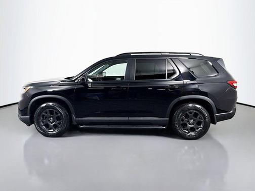Crystal Black Pearl 2024 Honda Pilot TrailSport