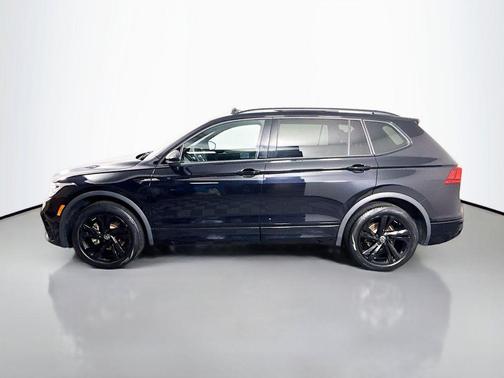 Deep Black Pearl Effect 2023 Volkswagen Tiguan 2.0T SE R-Line Black