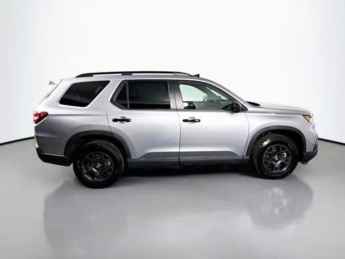 Lunar Silver Metallic 2025 Honda Pilot TrailSport