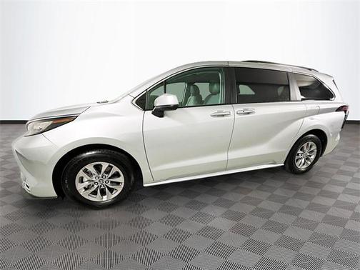 2022 Toyota Sienna XLE 7 Passenger