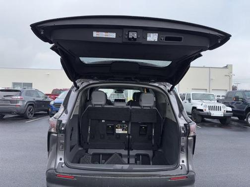 2023 Toyota Sienna XLE 8 Passenger