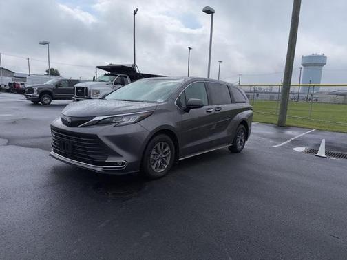 2023 Toyota Sienna XLE 8 Passenger