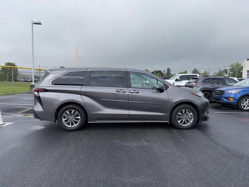 2023 Toyota Sienna XLE 8 Passenger