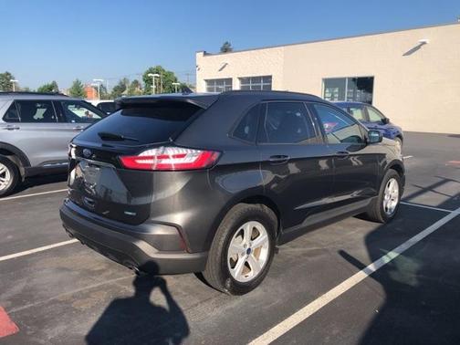 Photo 4 of 9 of 2020 Ford Edge SE