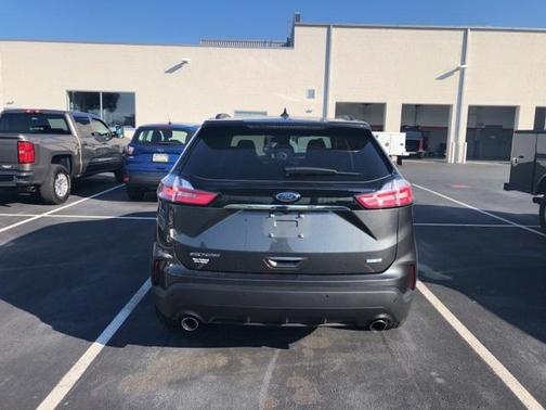 Photo 3 of 9 of 2020 Ford Edge SE