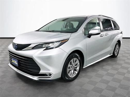 2022 Toyota Sienna XLE 8 Passenger
