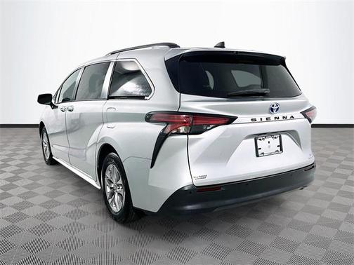 2022 Toyota Sienna XLE 8 Passenger