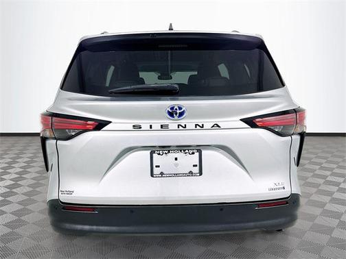 2022 Toyota Sienna XLE 8 Passenger