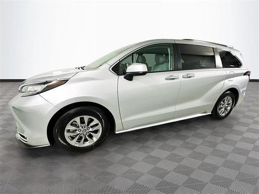 2022 Toyota Sienna XLE 8 Passenger