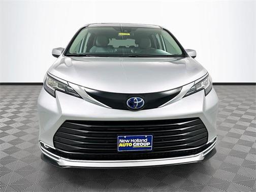 2022 Toyota Sienna XLE 8 Passenger