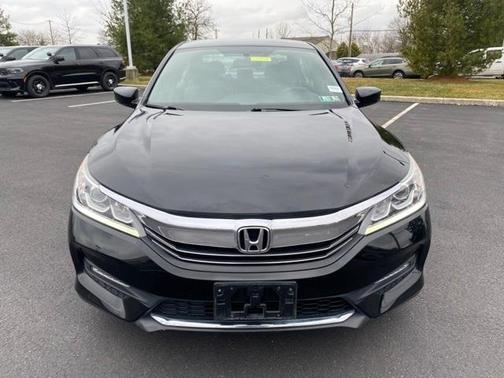 Photo 3 of 40 of 2017 Honda Accord Sport SE